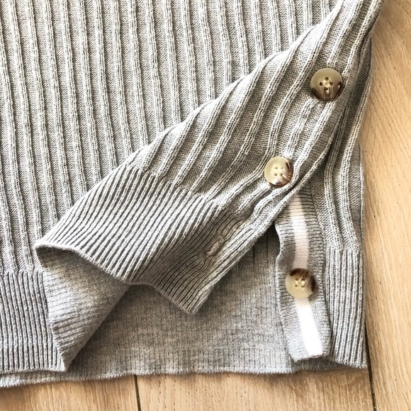 John + Jenn V Neck Ribbed Light Sweater in Grey Size L - Picture 2 of 9